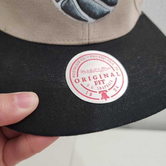 Mitchell & Ness 2010 Sacramento Kings Snapback Hat - Picture 4 of 13